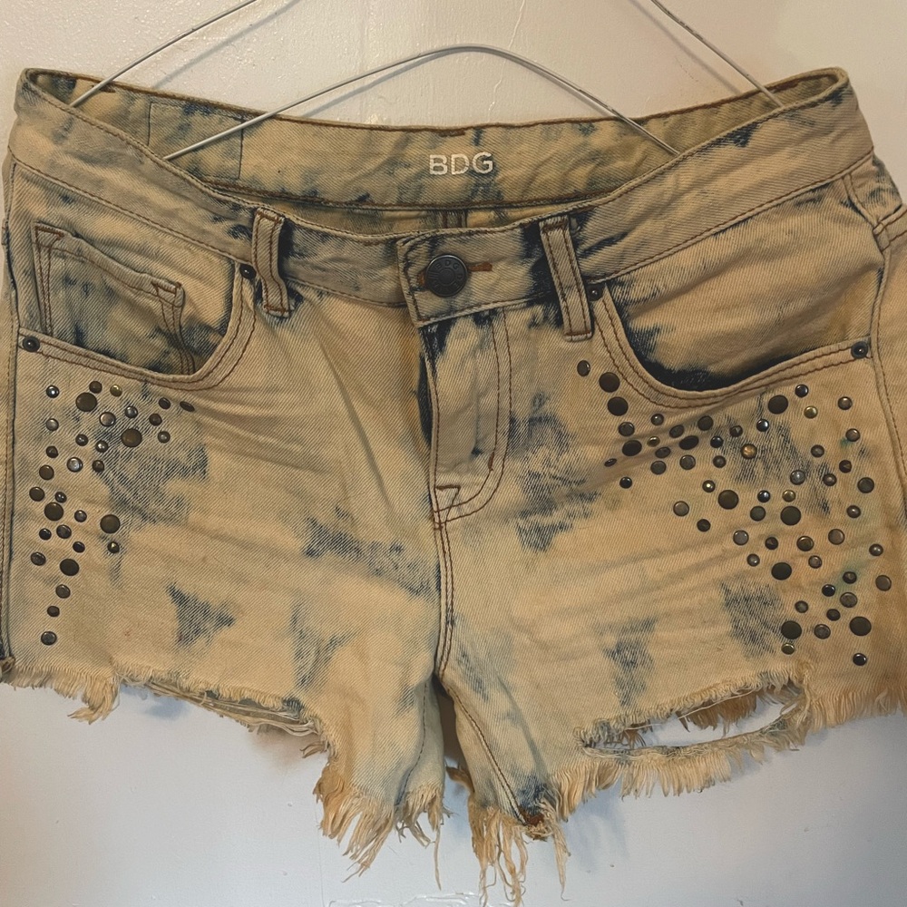 BDG acid wash studded cut off shorts. Size 26. Mid rise freja vintage fit
